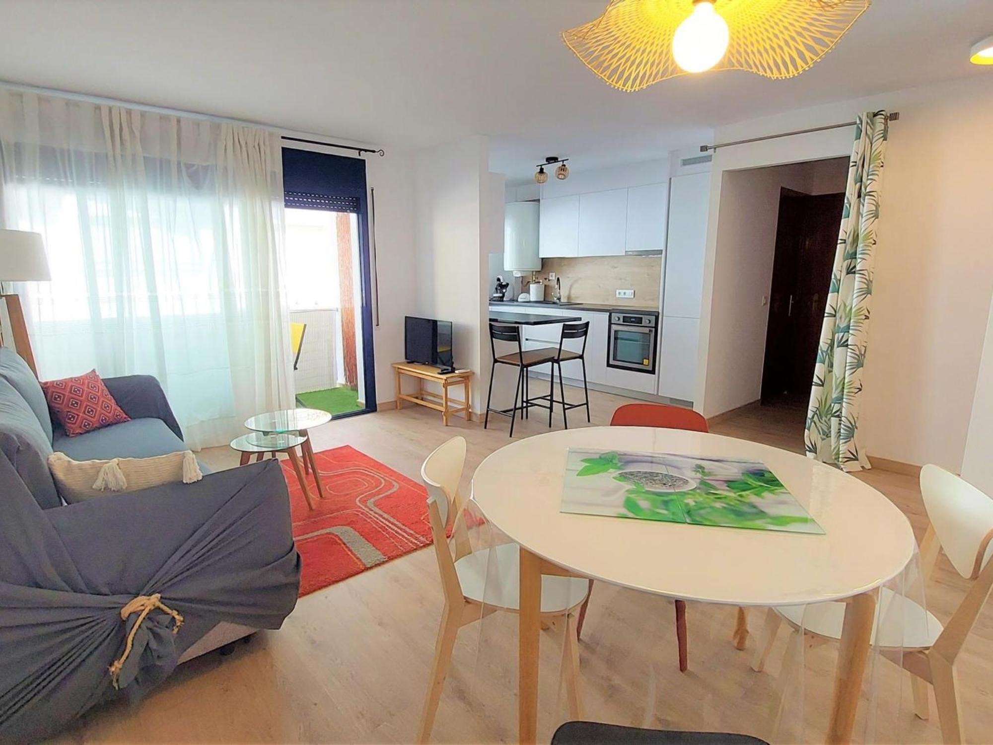 En Llanca: 2 Habitaciones, Terraza, Frente A La Playa Del Port, ¡mascotas Bienvenidas! - Es-170-78 * Llanca