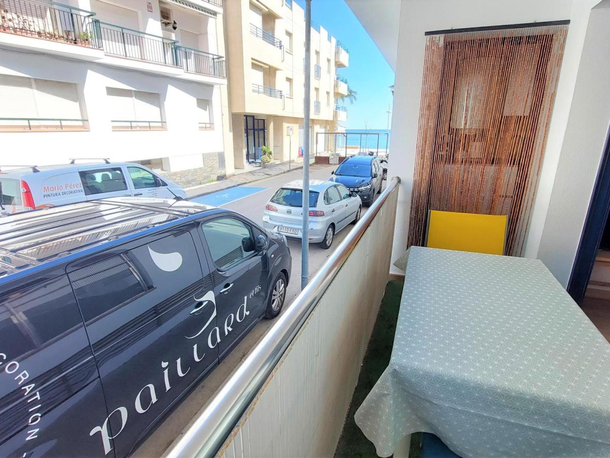 En Llanca: 2 Habitaciones, Terraza, Frente A La Playa Del Port, ¡mascotas Bienvenidas! - Es-170-78 *
