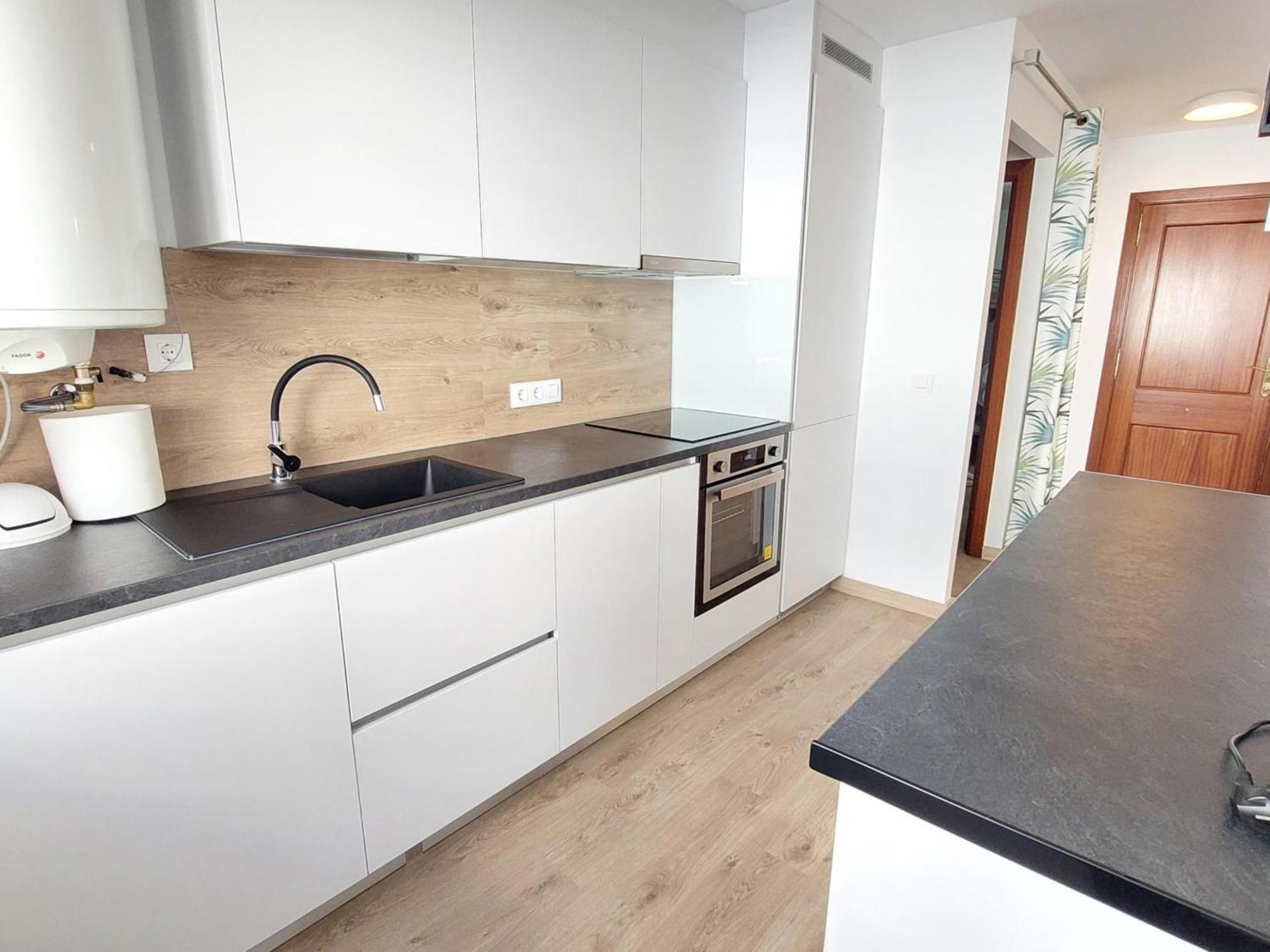 En Llanca: 2 Habitaciones, Terraza, Frente A La Playa Del Port, ¡mascotas Bienvenidas! - Es-170-78 Apartment *
