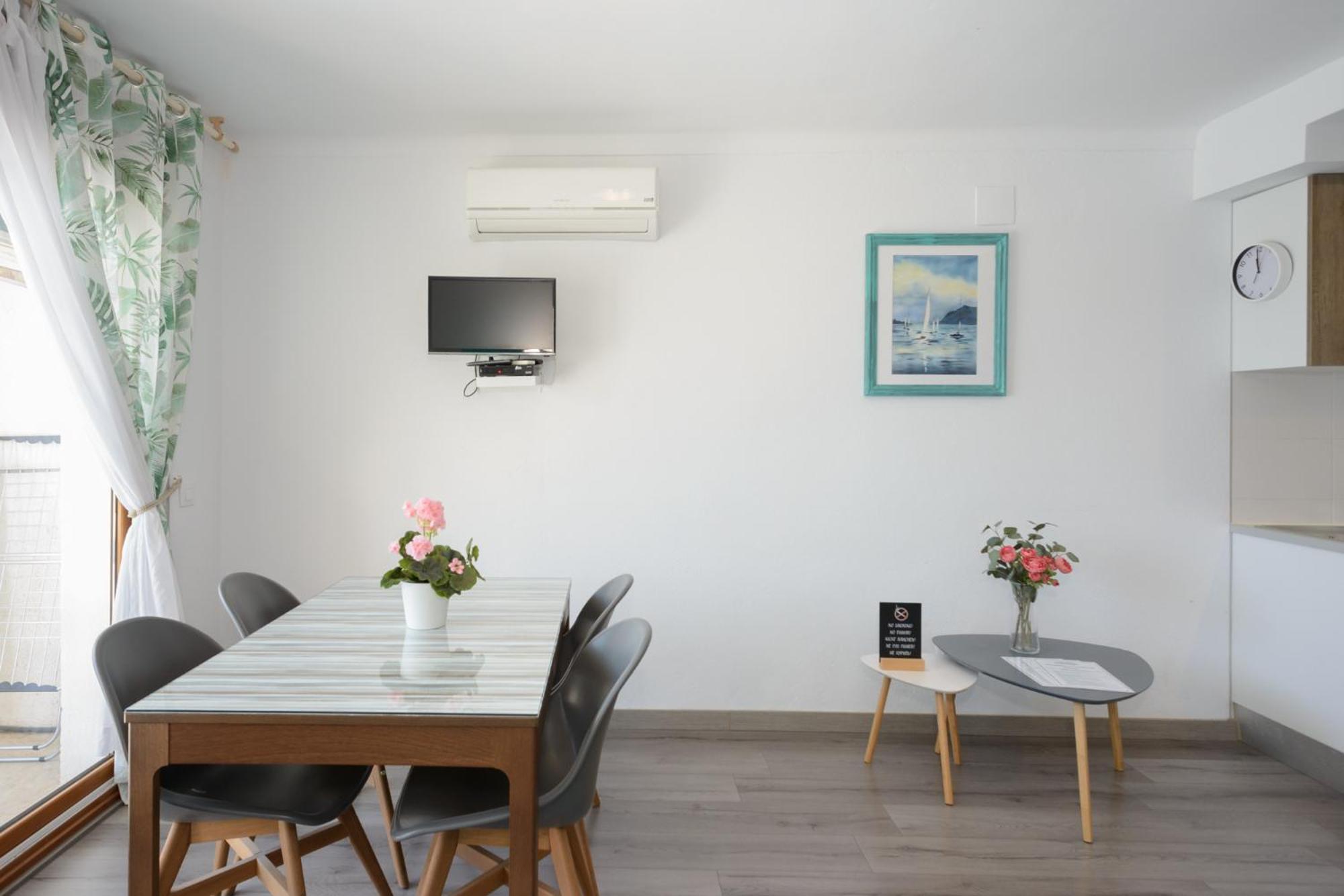 Port 27 Apartment *