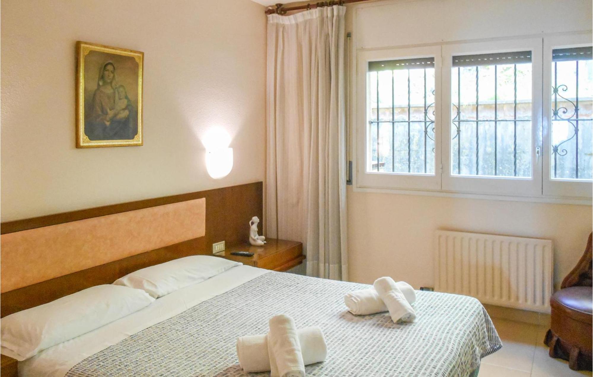 Apartamento 4 Bedroom Awesome In