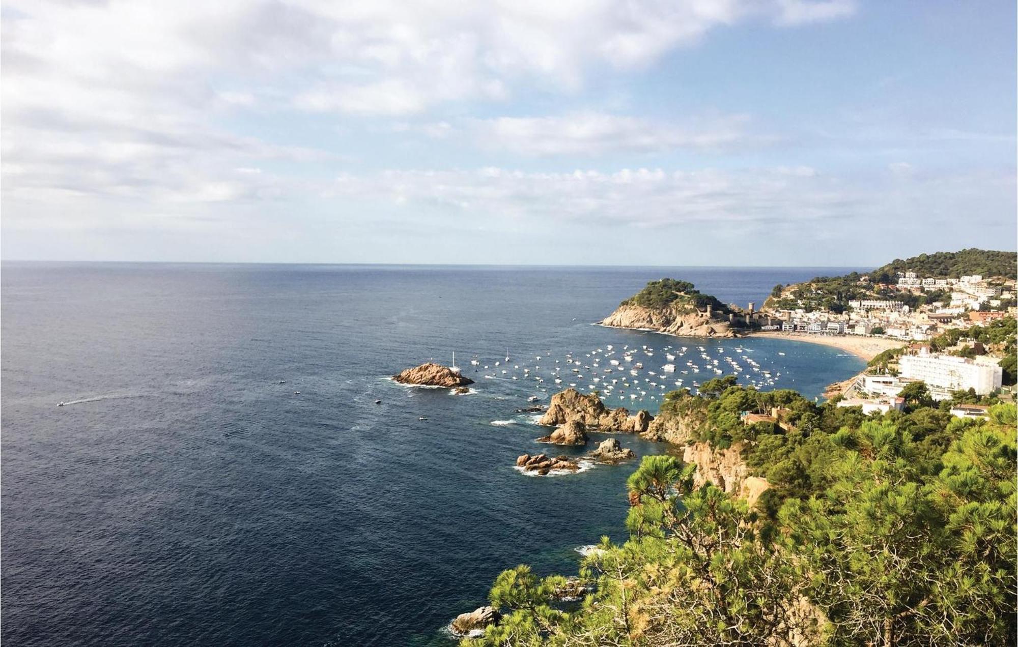 Apartamento 4 Bedroom Awesome In Tossa de Mar