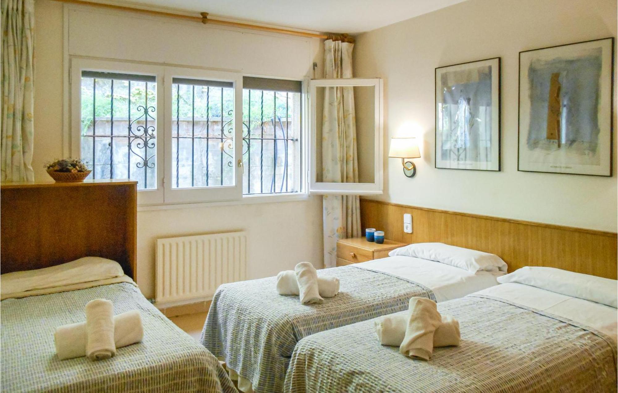 Apartamento 4 Bedroom Awesome In *