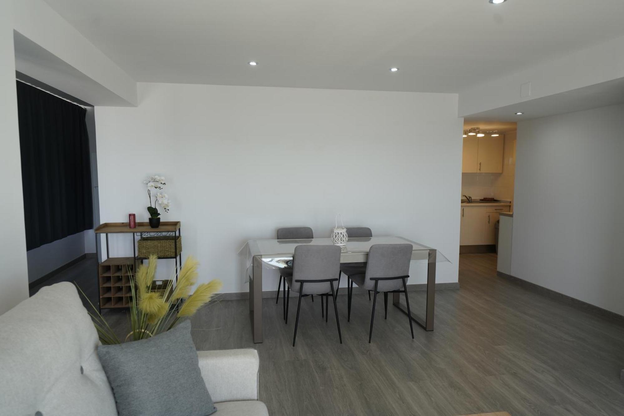Apartamento Frente Al Mar Con Una Amplia Terraza Y Vistas A La Bahia Apartment