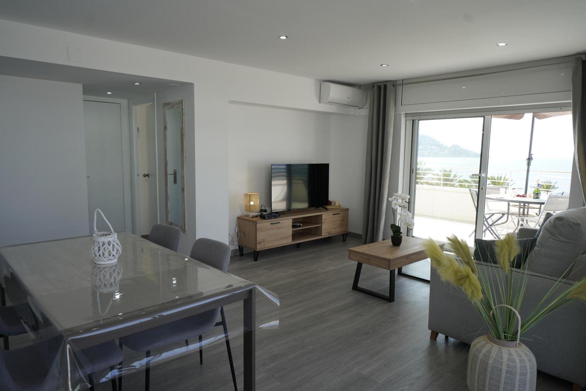 Apartamento Frente Al Mar Con Una Amplia Terraza Y Vistas A La Bahia