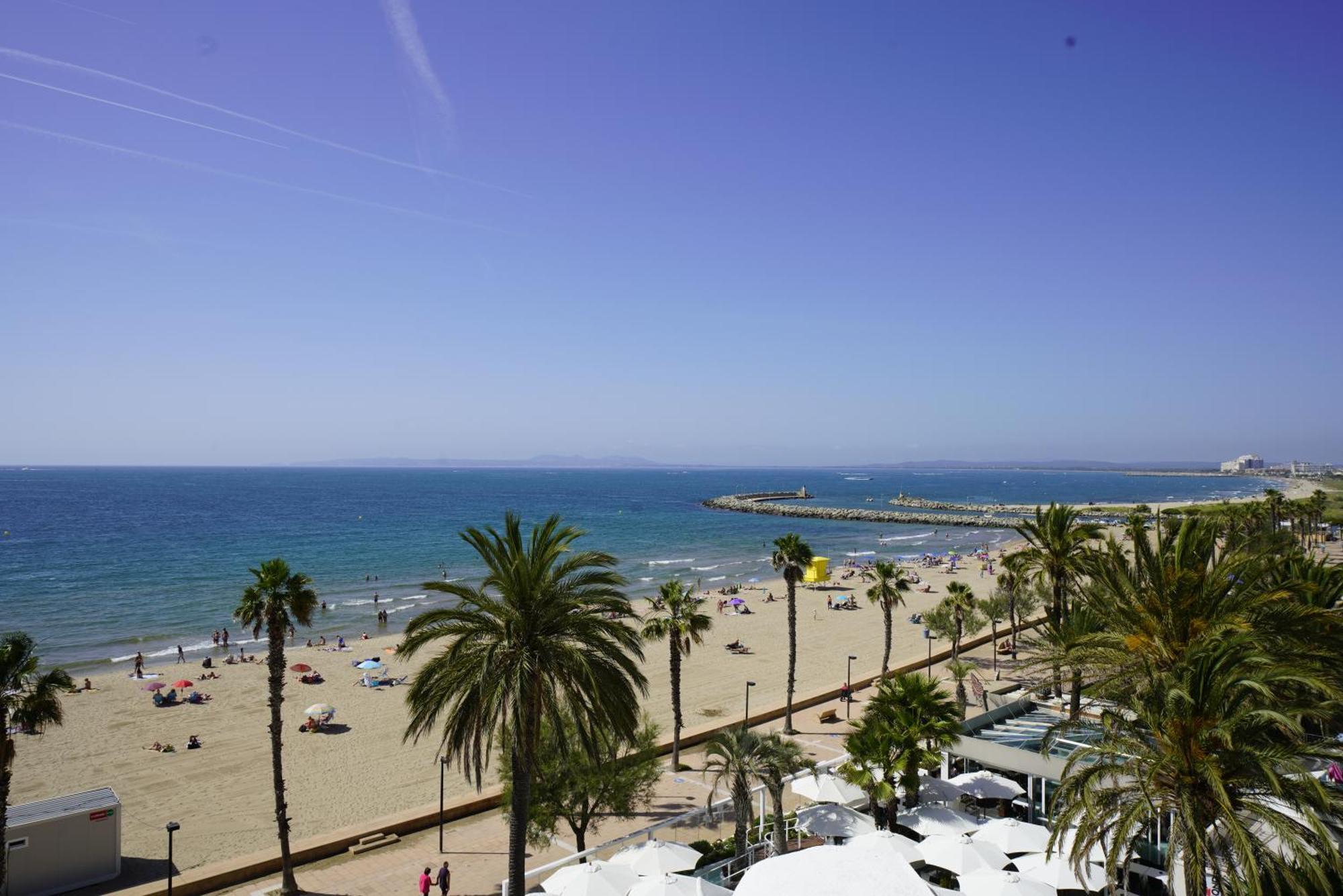 Apartamento Frente Al Mar Con Una Amplia Terraza Y Vistas A La Bahia Apartment