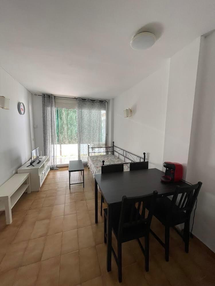 Apartamento Piso Reformado Con Terraza, Piscina, 3 Minutos De Playa De Fenals