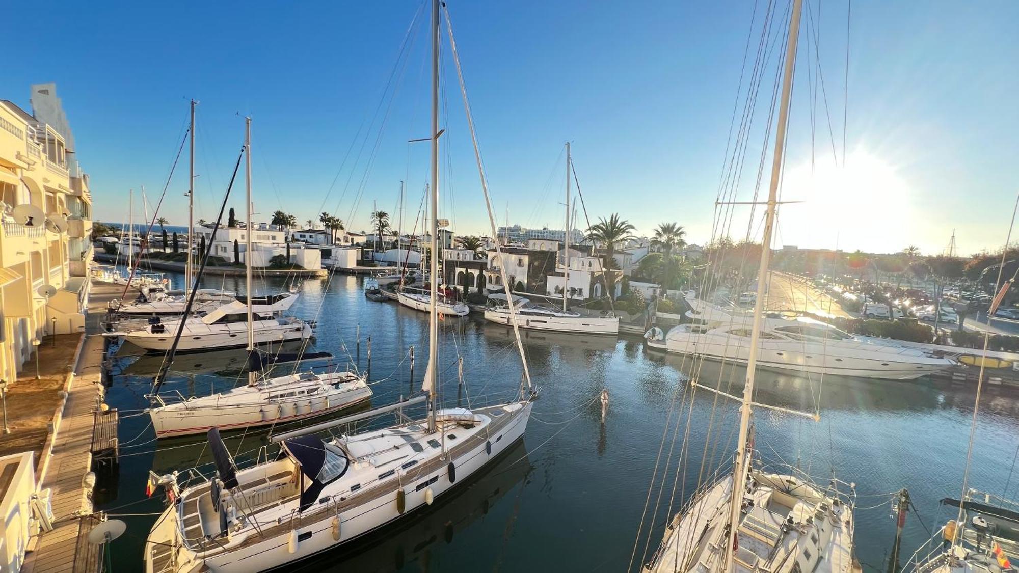Estudio Frente Al Canal Con Terraza Apartment Empuriabrava
