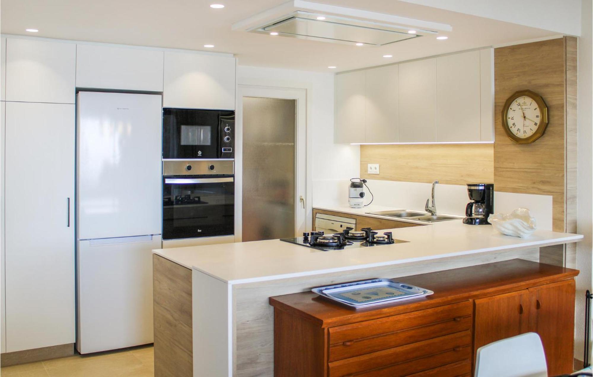 4 Bedroom Awesome In Apartamento *