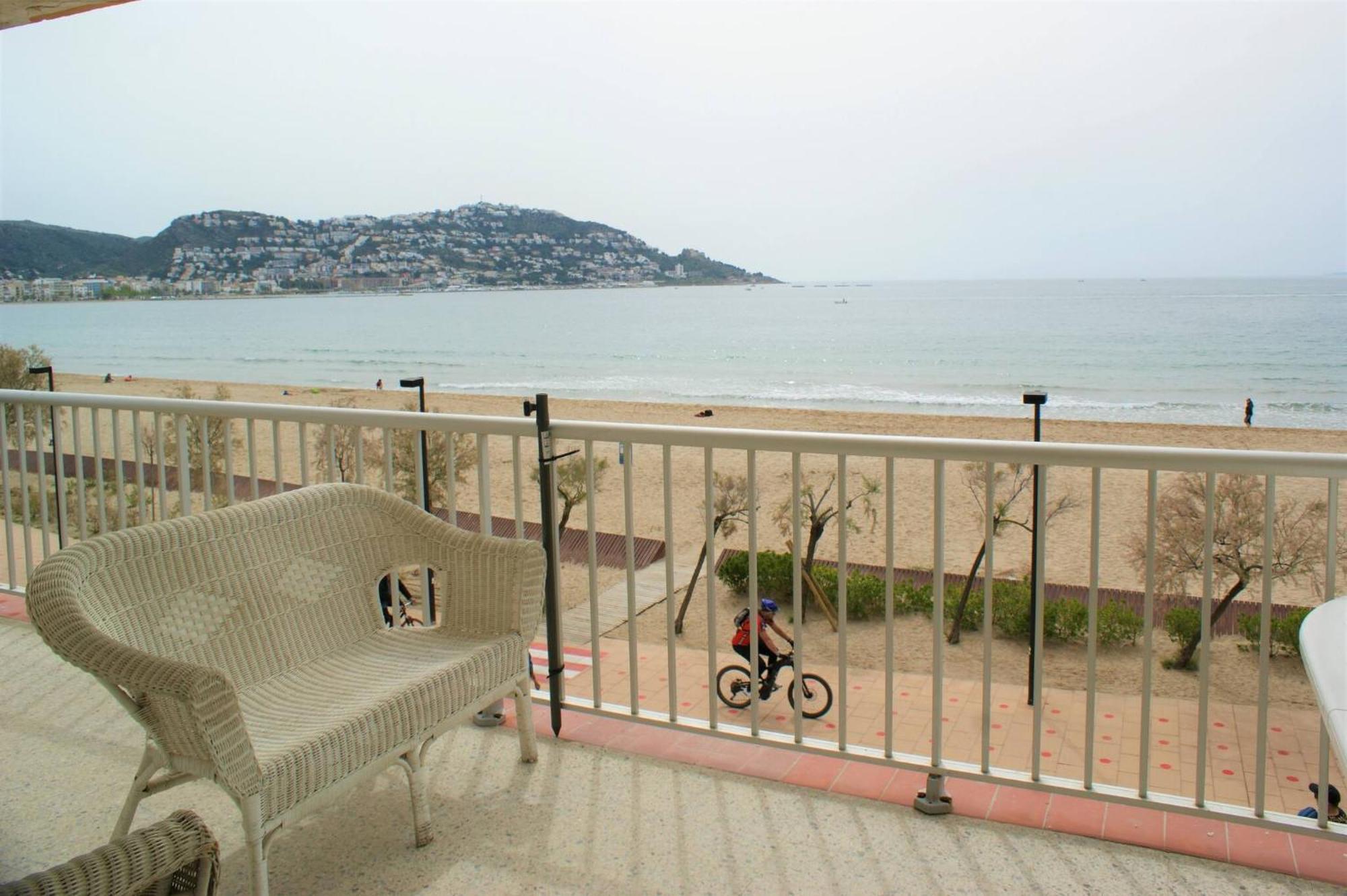 En Primera Linea De Mar, * Roses