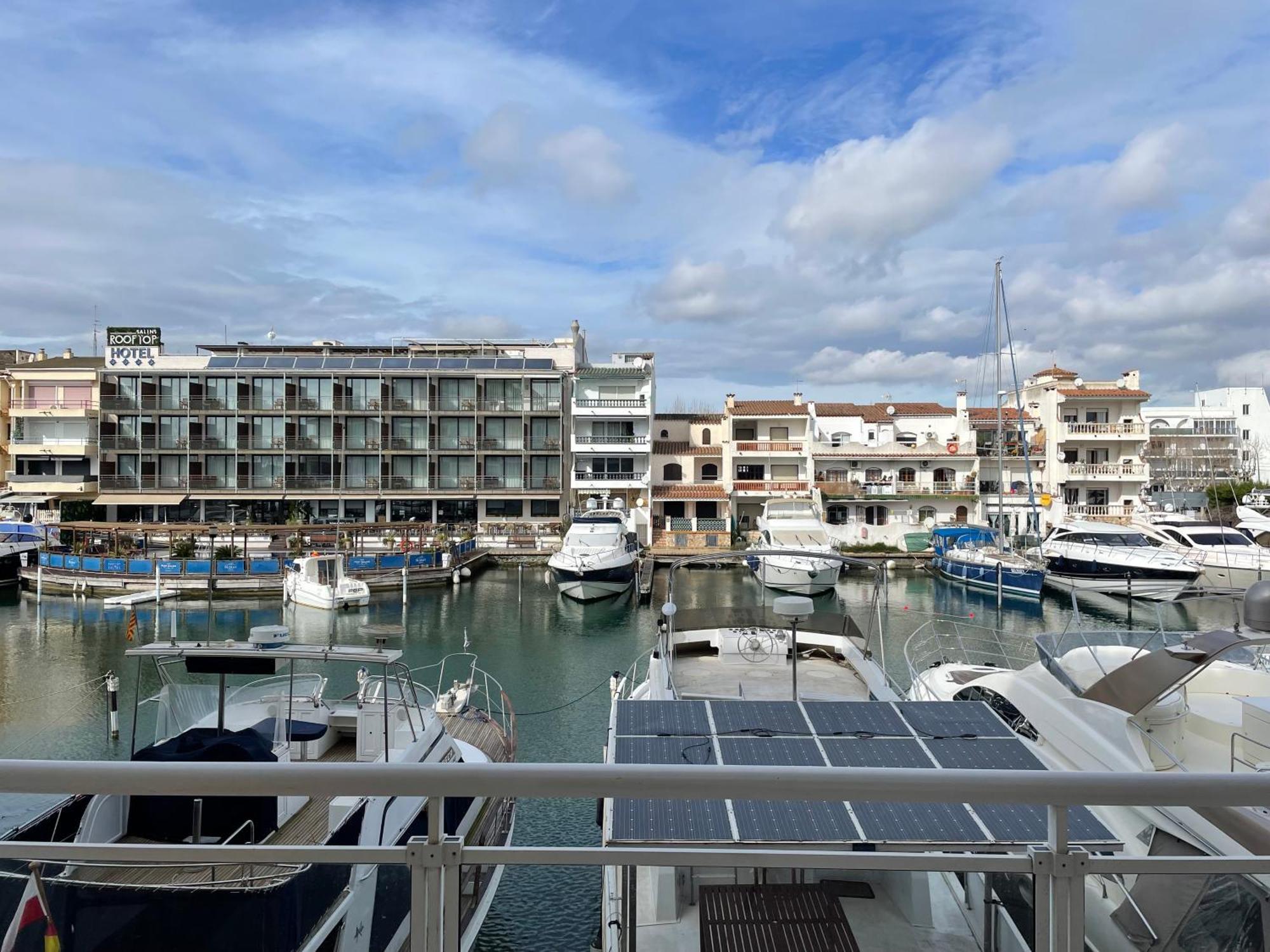Port 27 Apartment