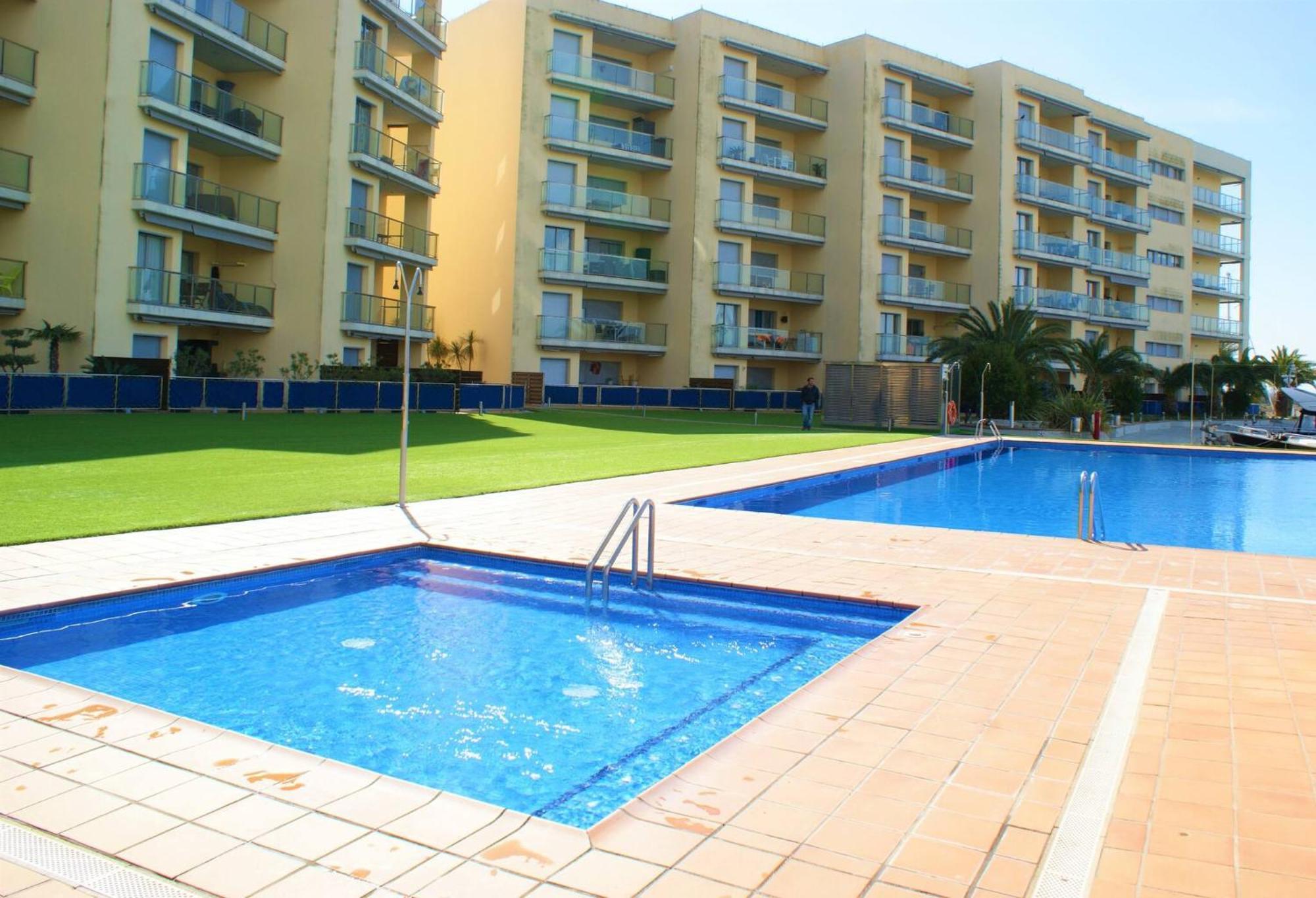 Precioso Piso Con Vista Al Canal Y Piscina En * Roses