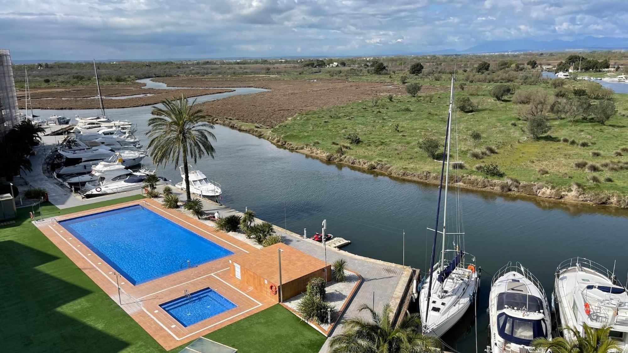 Precioso Piso Con Vista Al Canal Y Piscina En *