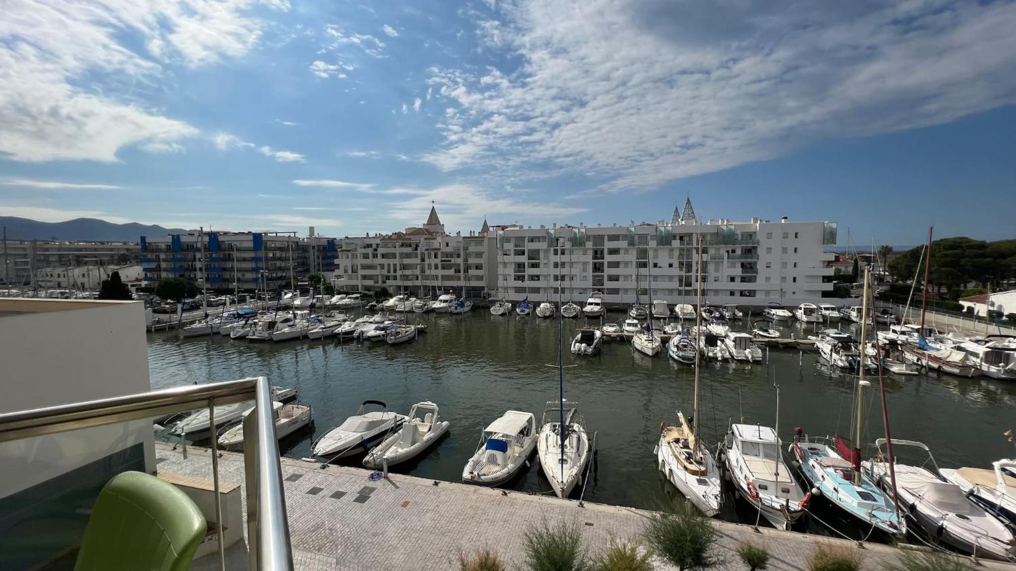 Precioso Piso Con Vista Al Canal Y Piscina En * Roses