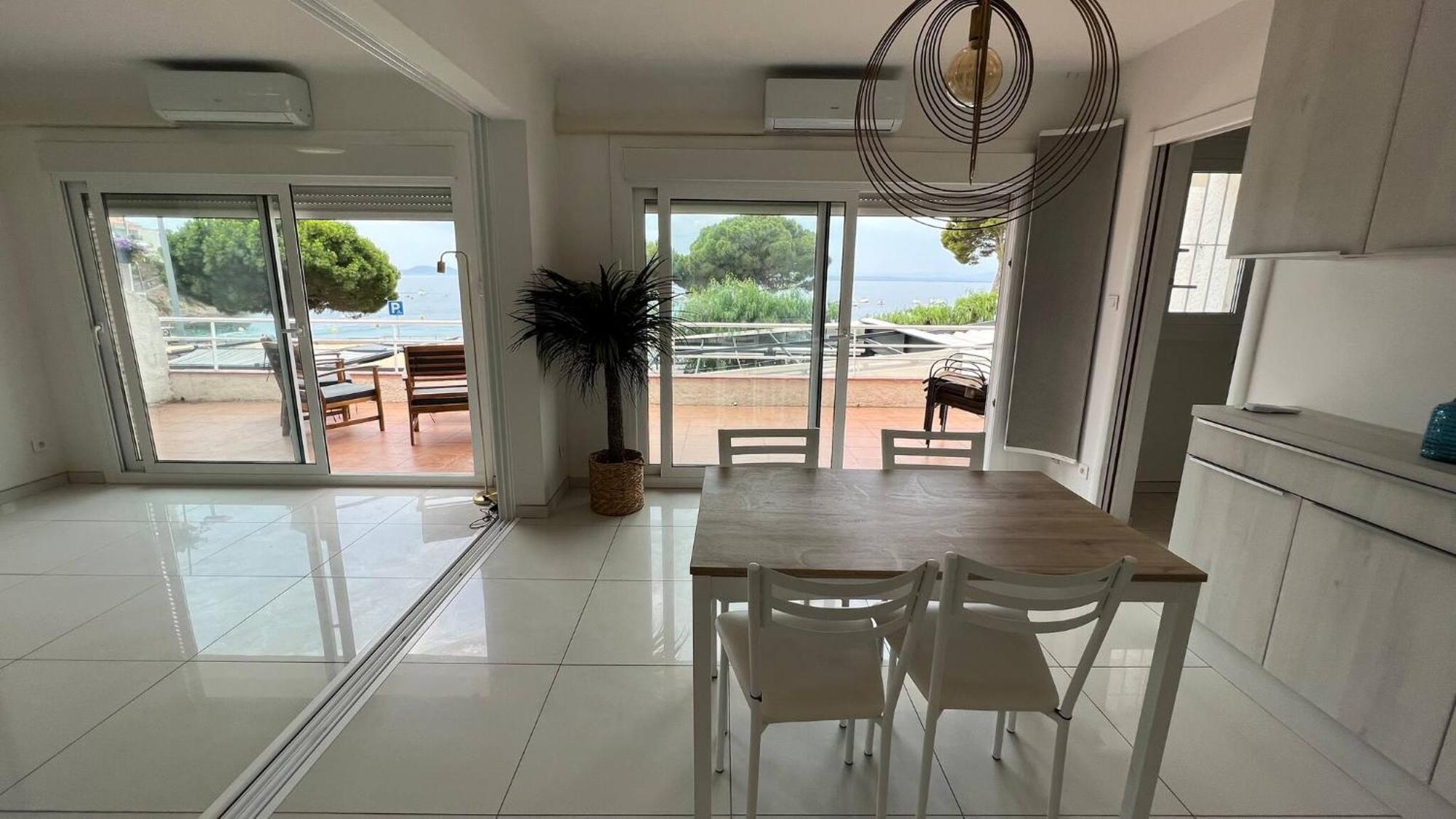 Precioso Moderno En Primera Linea Del Mar Roses