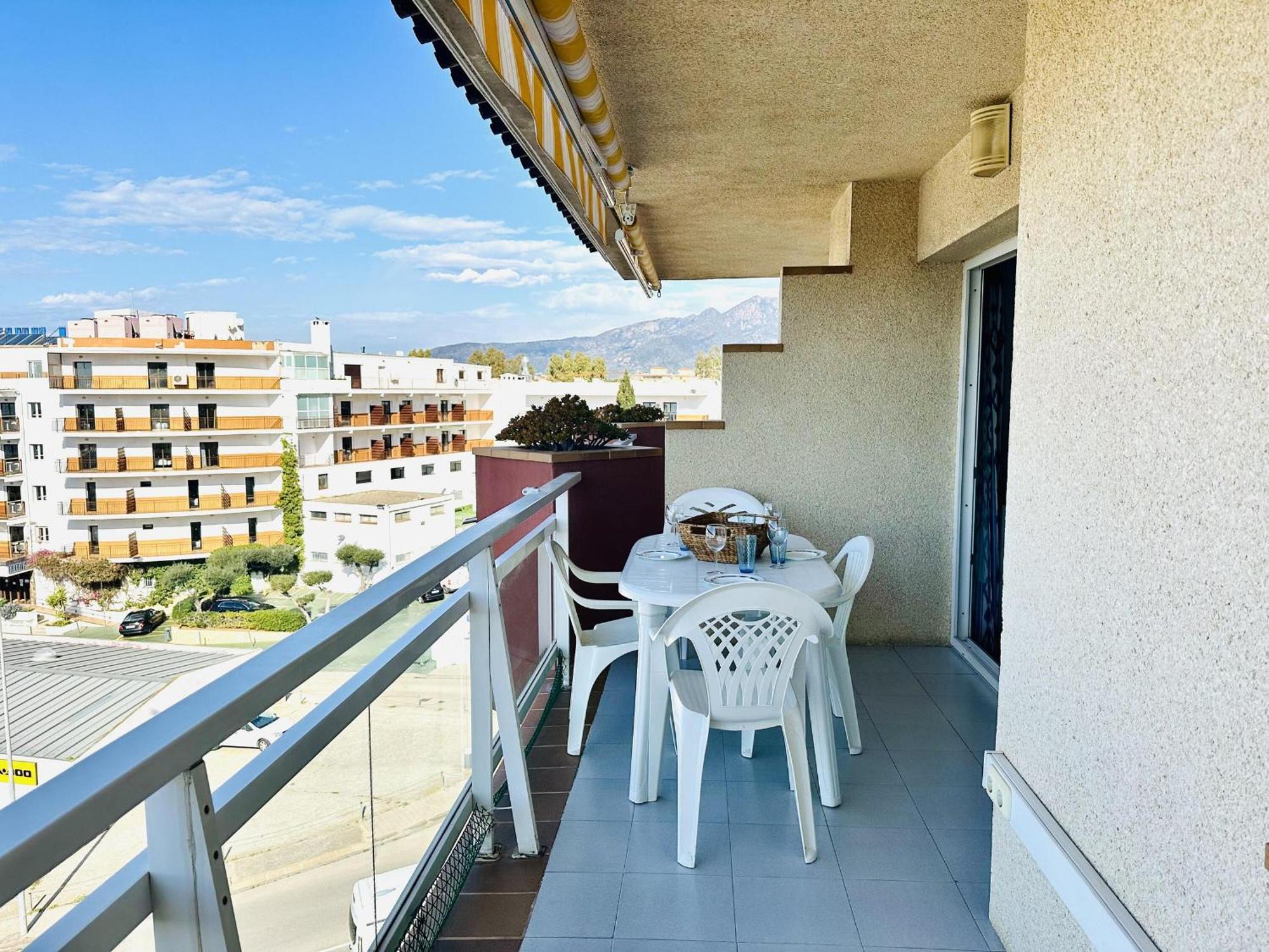 2079 Rocmar 1 5-c, Excelente Situacion Frente Al Puerto Pesquero Y Con Vista A La Bahia. Ultima Planta Del Edificio. Gran Terraza. Gran Parking Publico Delante. - Es-258-56 Roses