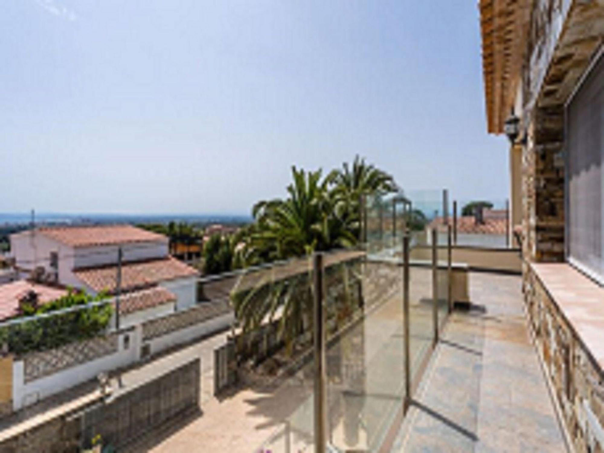 Modern In With Swimming Pool *
