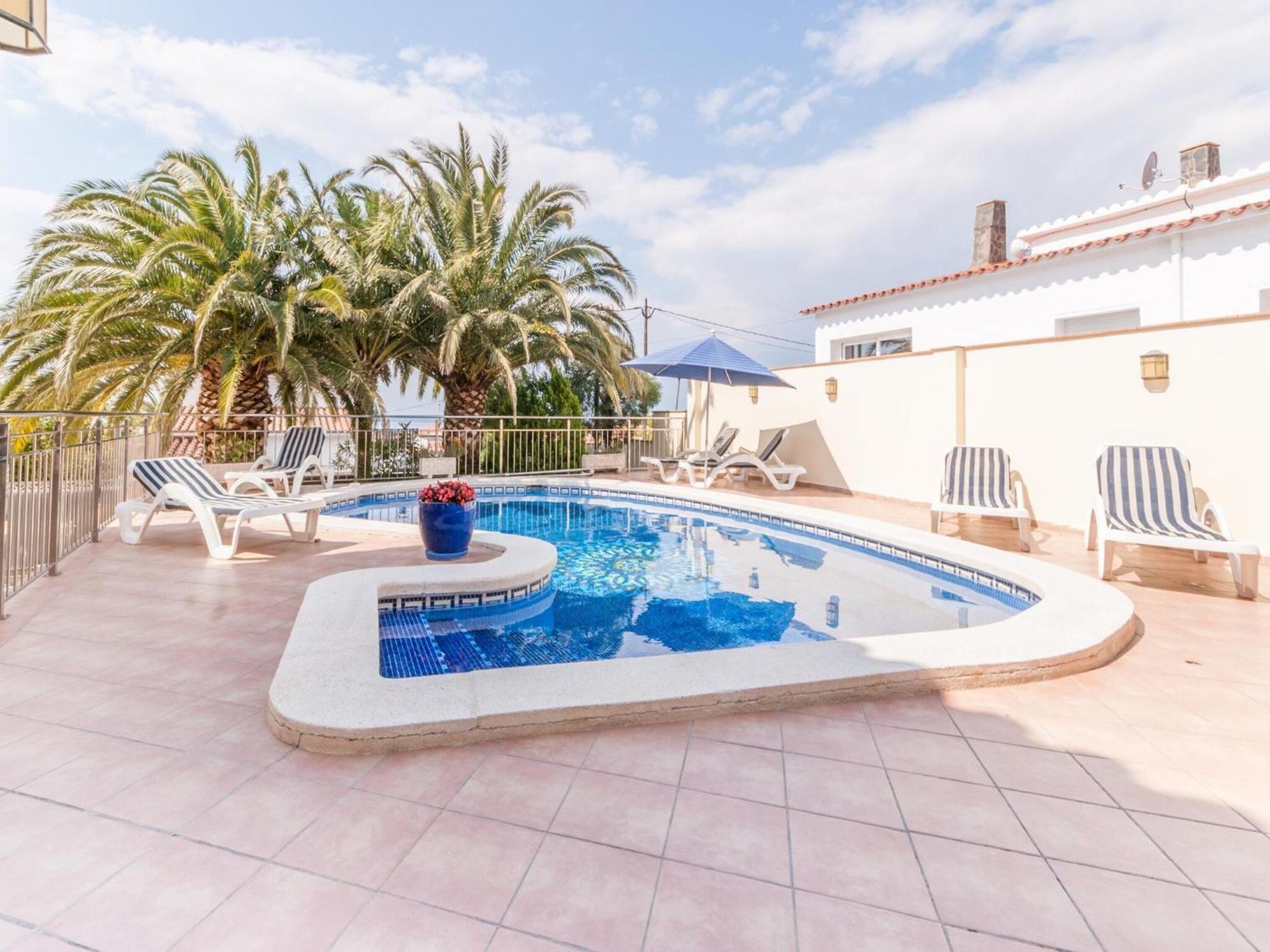 Modern In With Swimming Pool * Rosas