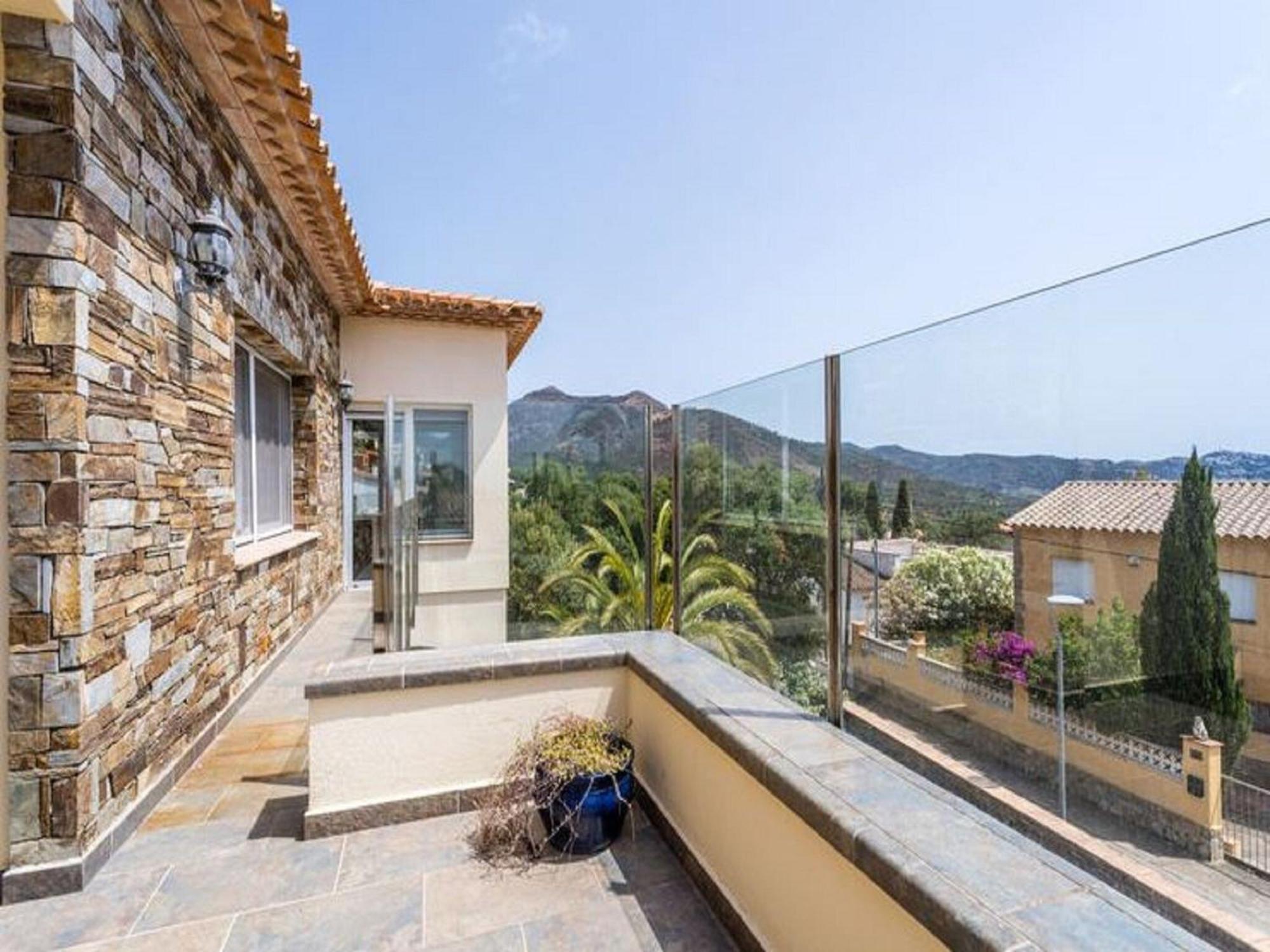 Modern In With Swimming Pool Rosas