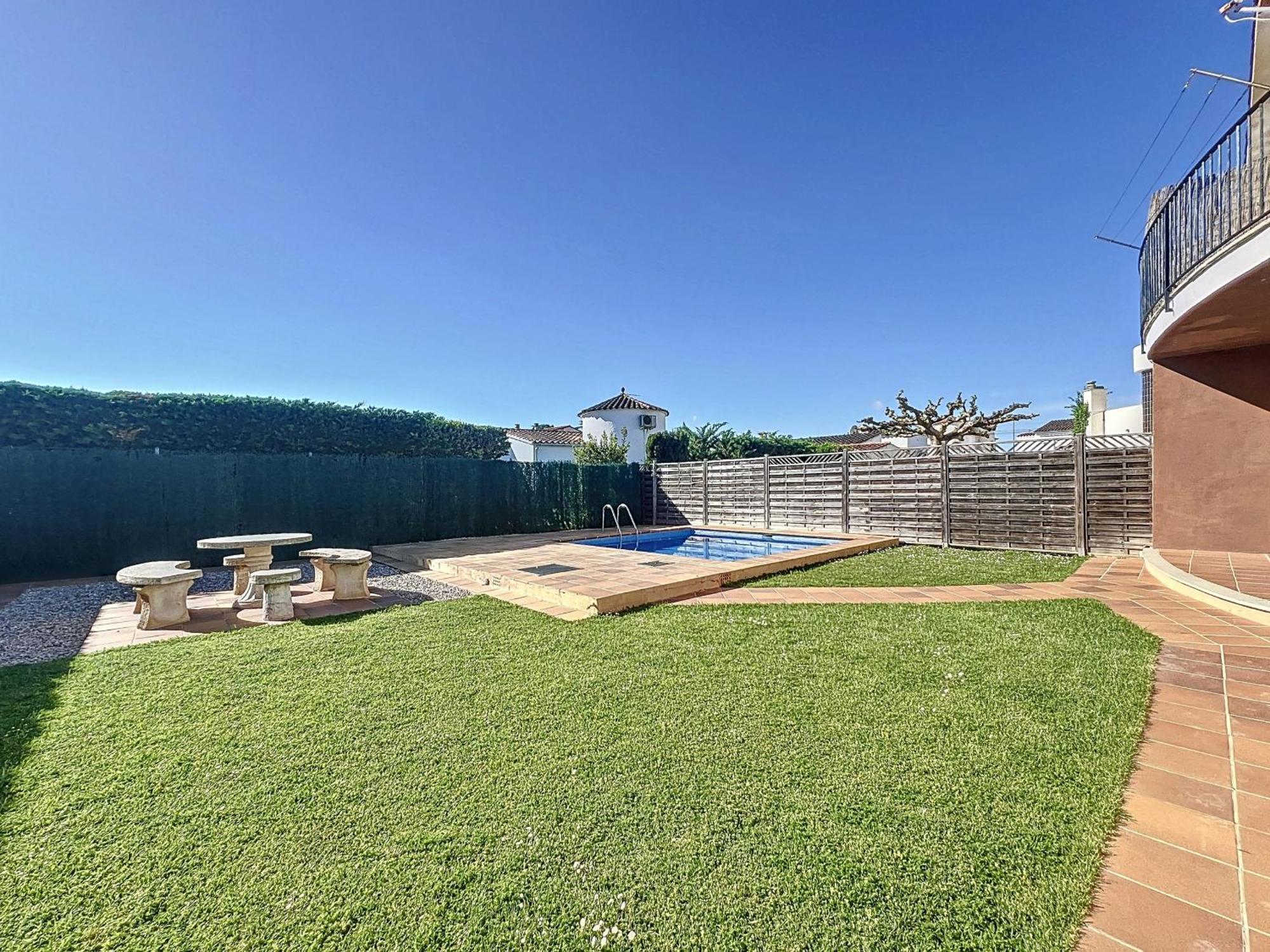 Сasa de vacaciones Peni 168a - Belle Maison Avec Piscine Ampuriabrava