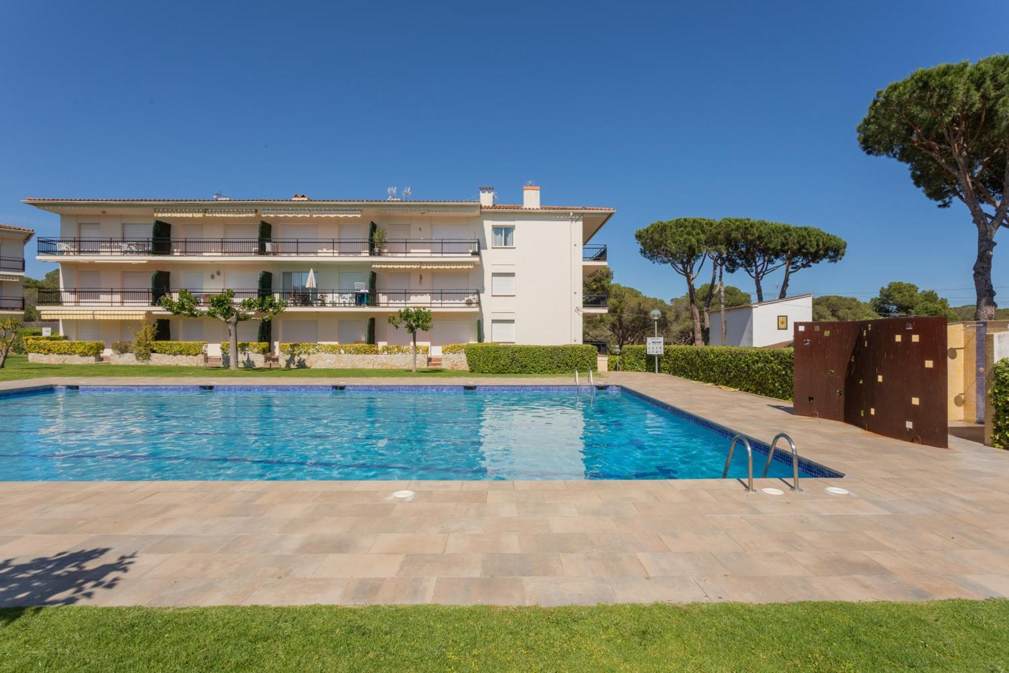Apartamento Amb Piscina I Aparcament - Baixos Amb Jardinet *