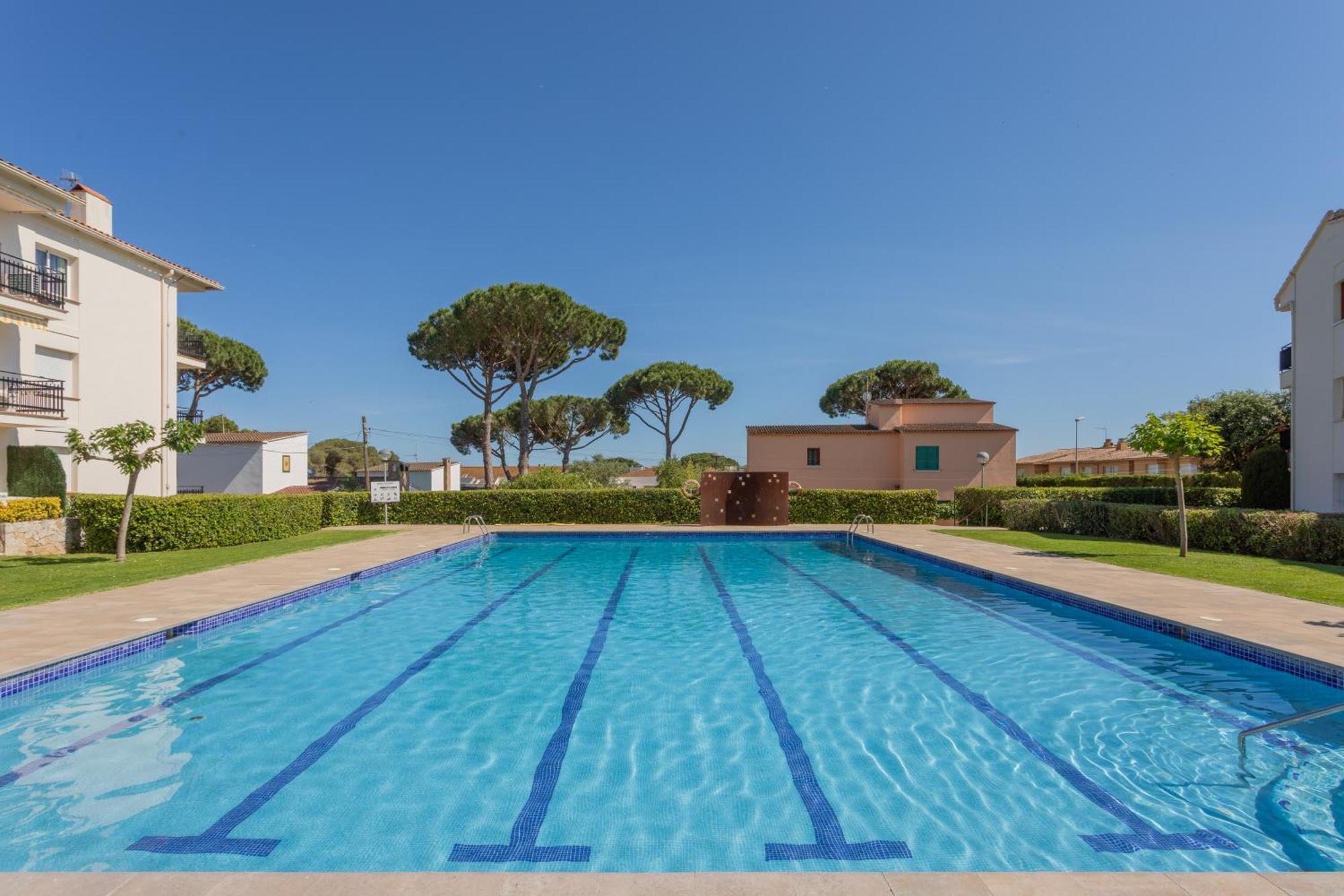 Amb Piscina I Aparcament - Baixos Amb Jardinet *