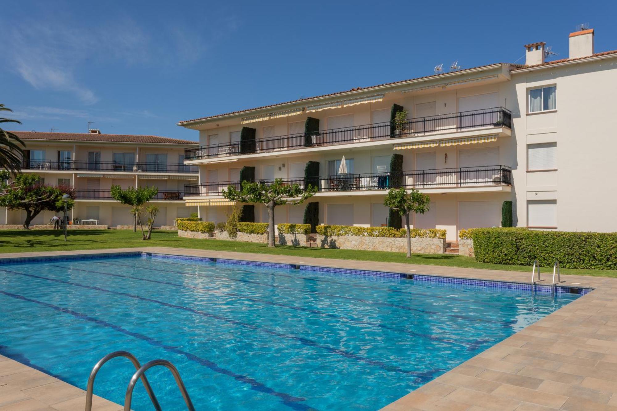 Apartamento Amb Piscina I Aparcament - Baixos Amb Jardinet