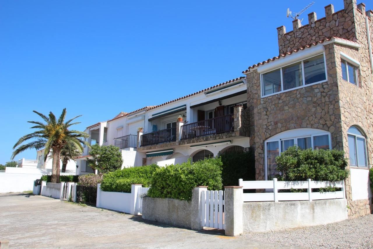 Empuria Apartment *