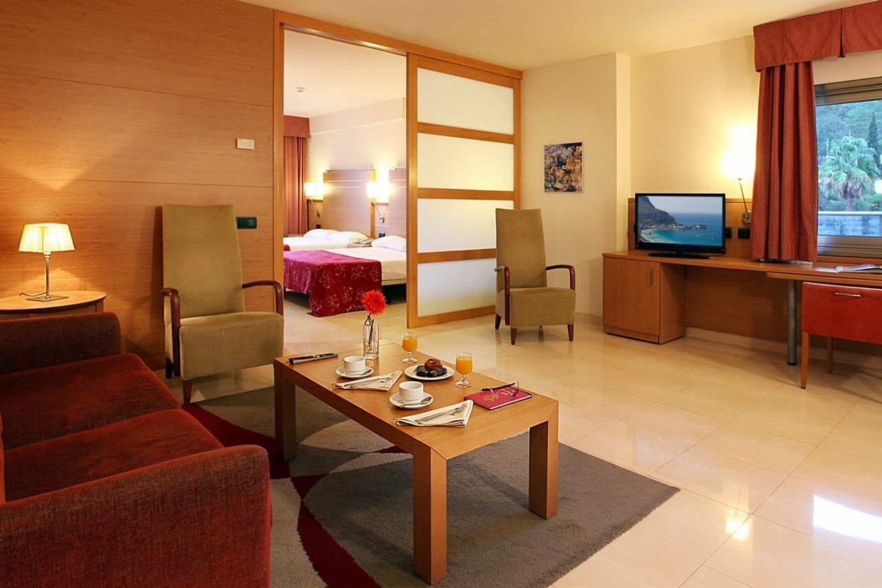 Golden Bahia De Tossa & 4* Sup. Hotel Tossa de Mar