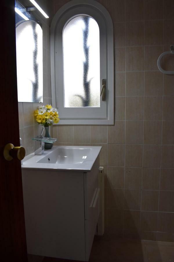 Homestay Magnolia, Habitacion Matrimonial Con Bano Uso Privado, En Casa Compartida Palafrugell