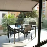 Apartamento moderno con piscina y parking cerca de la playa