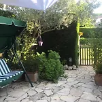 Casita Blanca Con Fibra Optica Y Piscina Cominutaria