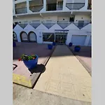 Bonito piso frente a la playa con parking privado.