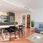 New Top Floor Apt With A Lot Of Light & Aircon