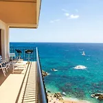 Spacious Seafront Apartment