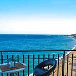 Spacious Seafront Apartment