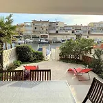 apartamento en planta baja directo al canal ref 81
