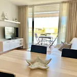 NEW! Apartamento con piscina y balcón a 2 minutos de la playa. WI-FI