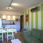 Apartamento Amplio En La Playa Con Piscina Y Aire Acondicionado, Cerca Del Centro Y Supermercado - Es-323-37
