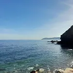 Apartamento En Primera Linea De Playa Con Terraza Y 3 Habitaciones En Llanca - Es-170-71