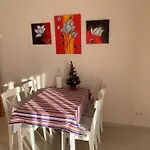 La mitad de la casa con la piscina