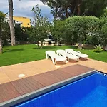 La mitad de la casa con la piscina
