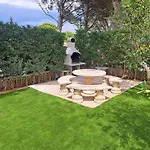 La mitad de la casa con la piscina