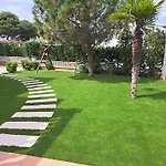 La mitad de la casa con la piscina