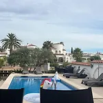 \'Casa Empuria\' Aan Kanaal Met Zwembad En Aanlegsteiger