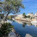 \'Casa Empuria\' Aan Kanaal Met Zwembad En Aanlegsteiger