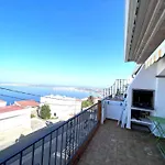 Bonito apartamento con vistas al mar y piscina