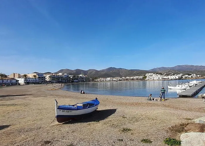 Apartamento En Primera Linea De Playa Con Terraza Y 3 Habitaciones En Llanca - Es-170-71