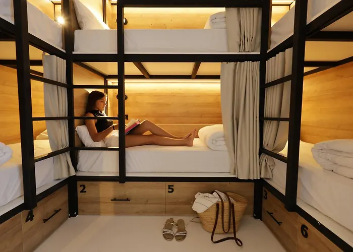 Black And White Hostel Palamos