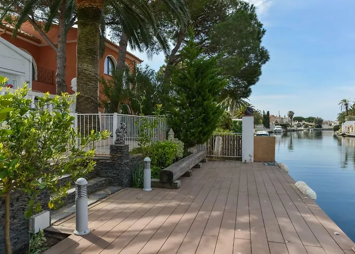 Villa Requesens on Canal